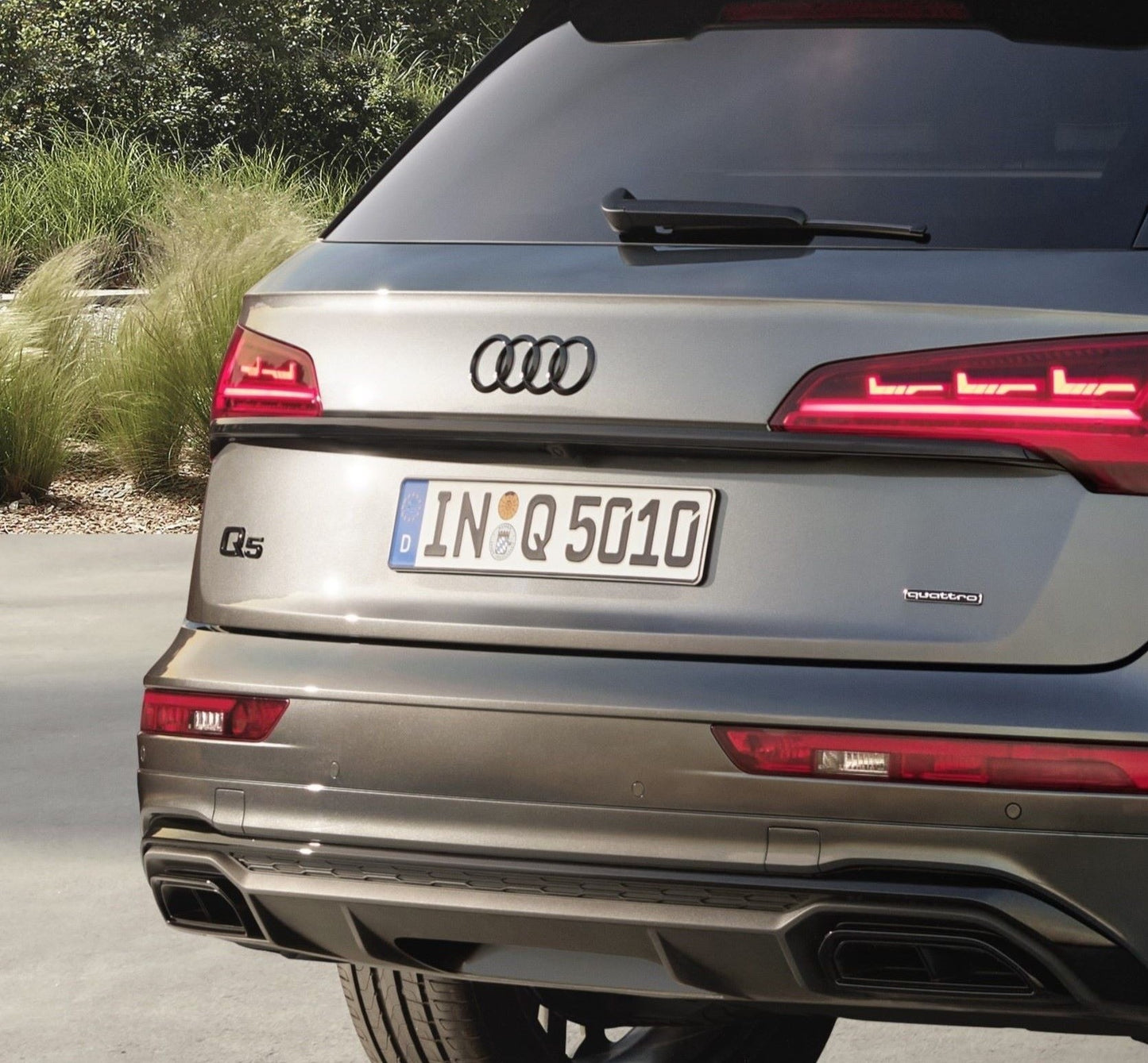 Q5 model name, rear. Black