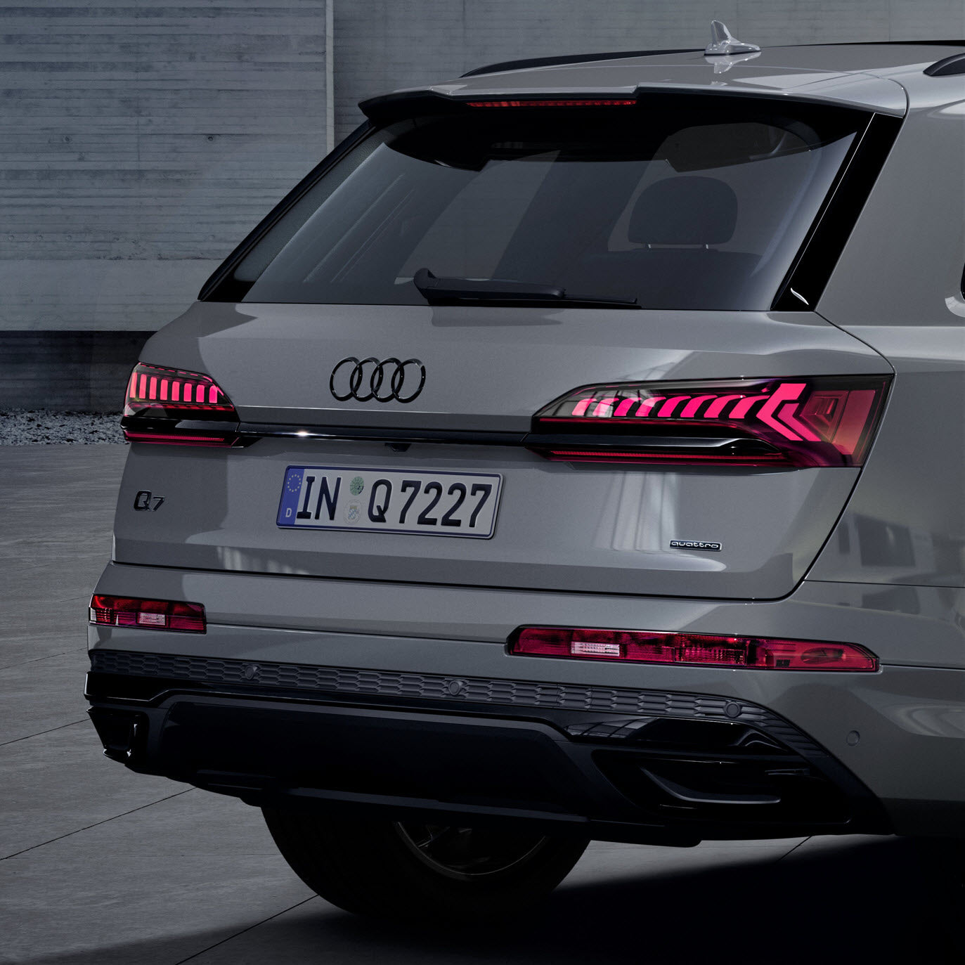 Audi rings, rear. Black, Q7